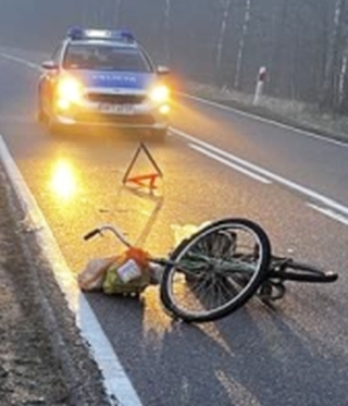 Rowerzysta ucierpiał w starciu z autem